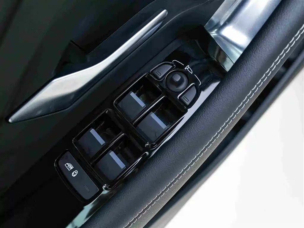 Фото 14 - Jaguar E-PACE