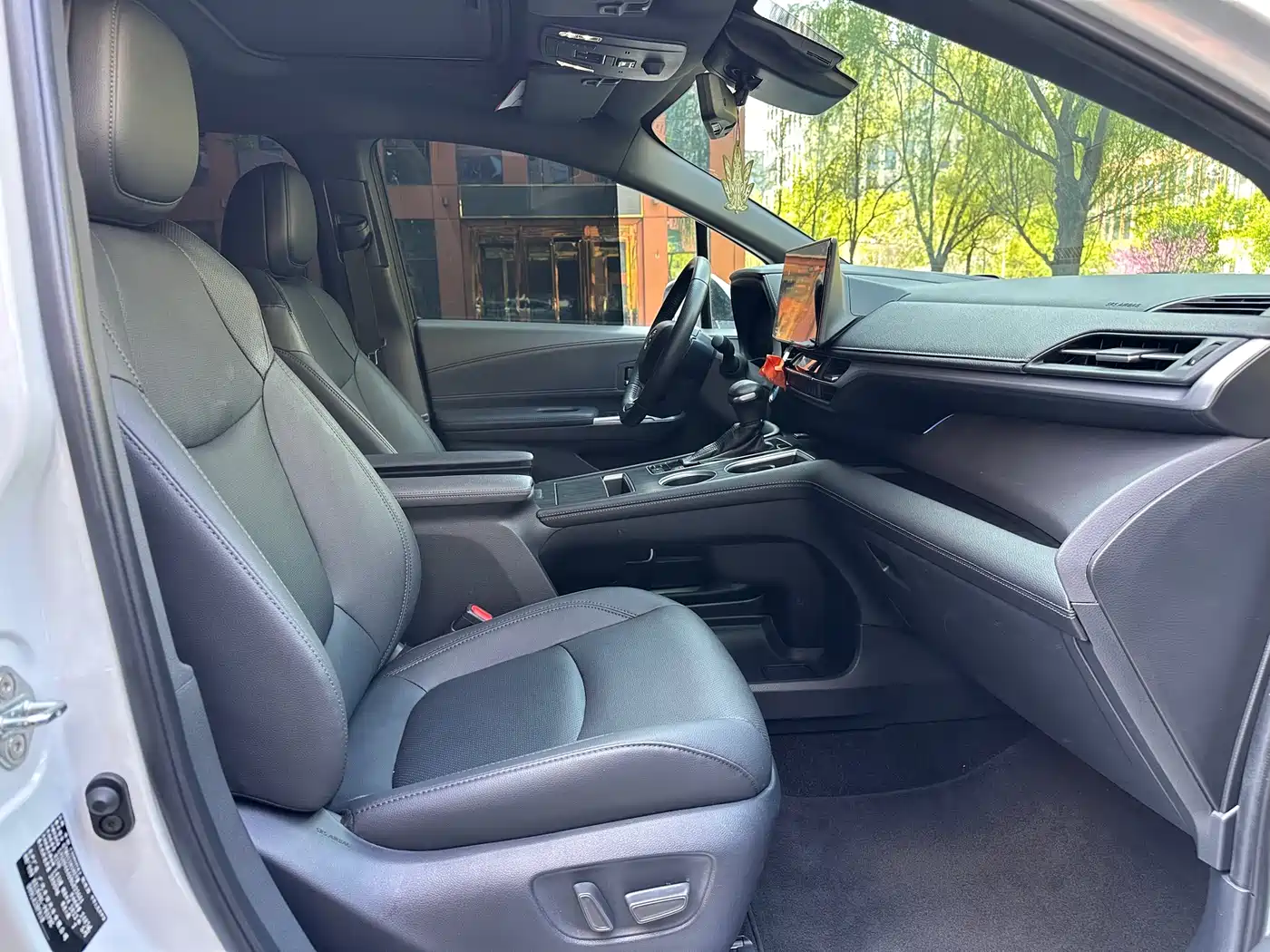 Toyota Sienna 2021 2.5L Hybrid Platinum Edition фото 12