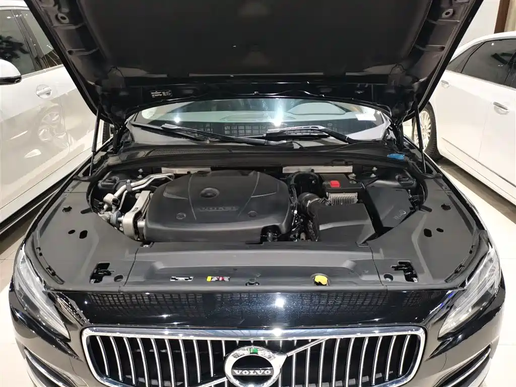 Фото 10 - Volvo S90