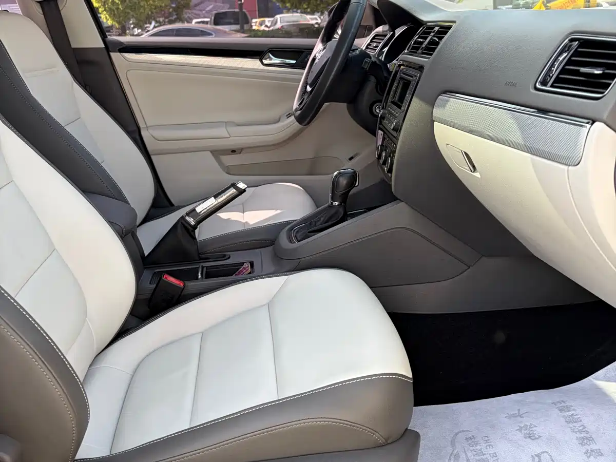 Volkswagen Sagitar 2015 1.6L Automatic Comfort фото 9