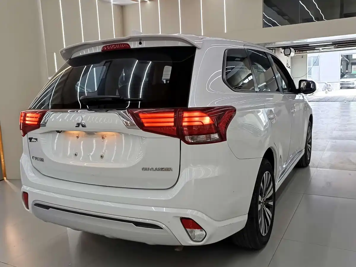 Mitsubishi Outlander 2021 2.0L 2WD Smooth Ride Version 5-Seater фото 3