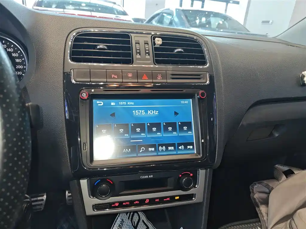 Volkswagen Polo 2016 1.6L Cross Polo Automatic фото 5