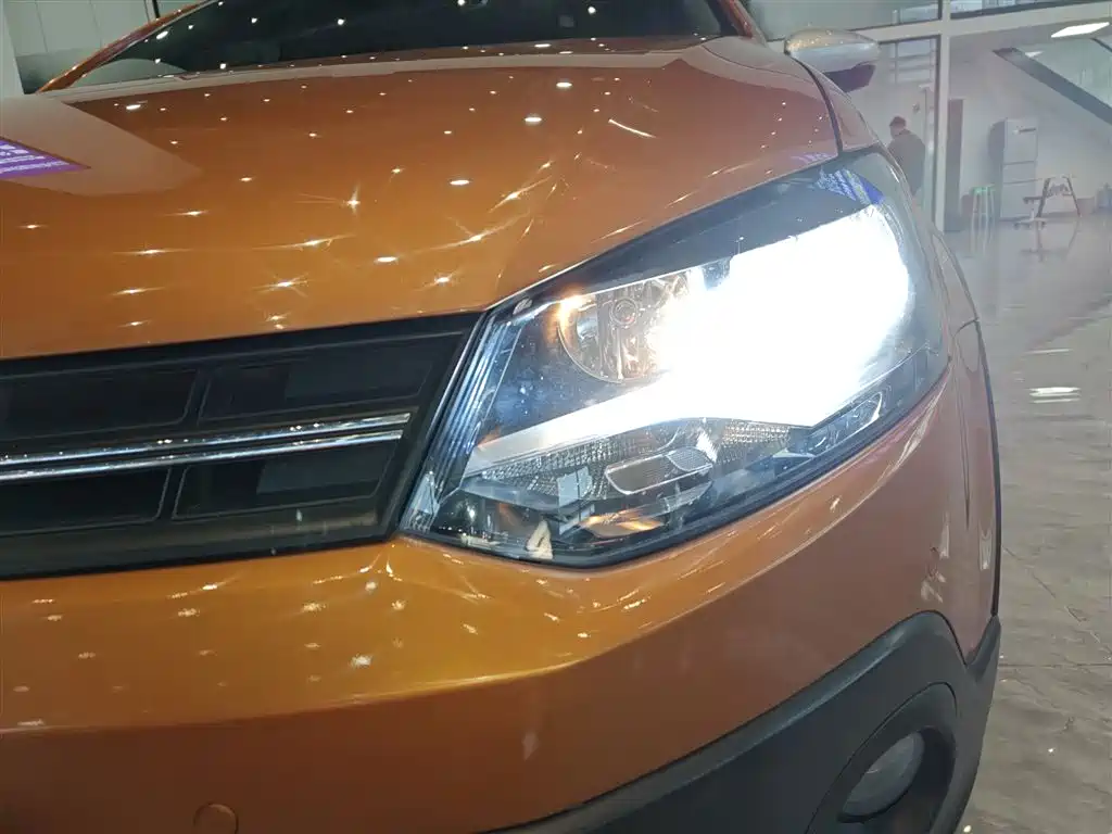Volkswagen Polo 2016 1.6L Cross Polo Automatic фото 15