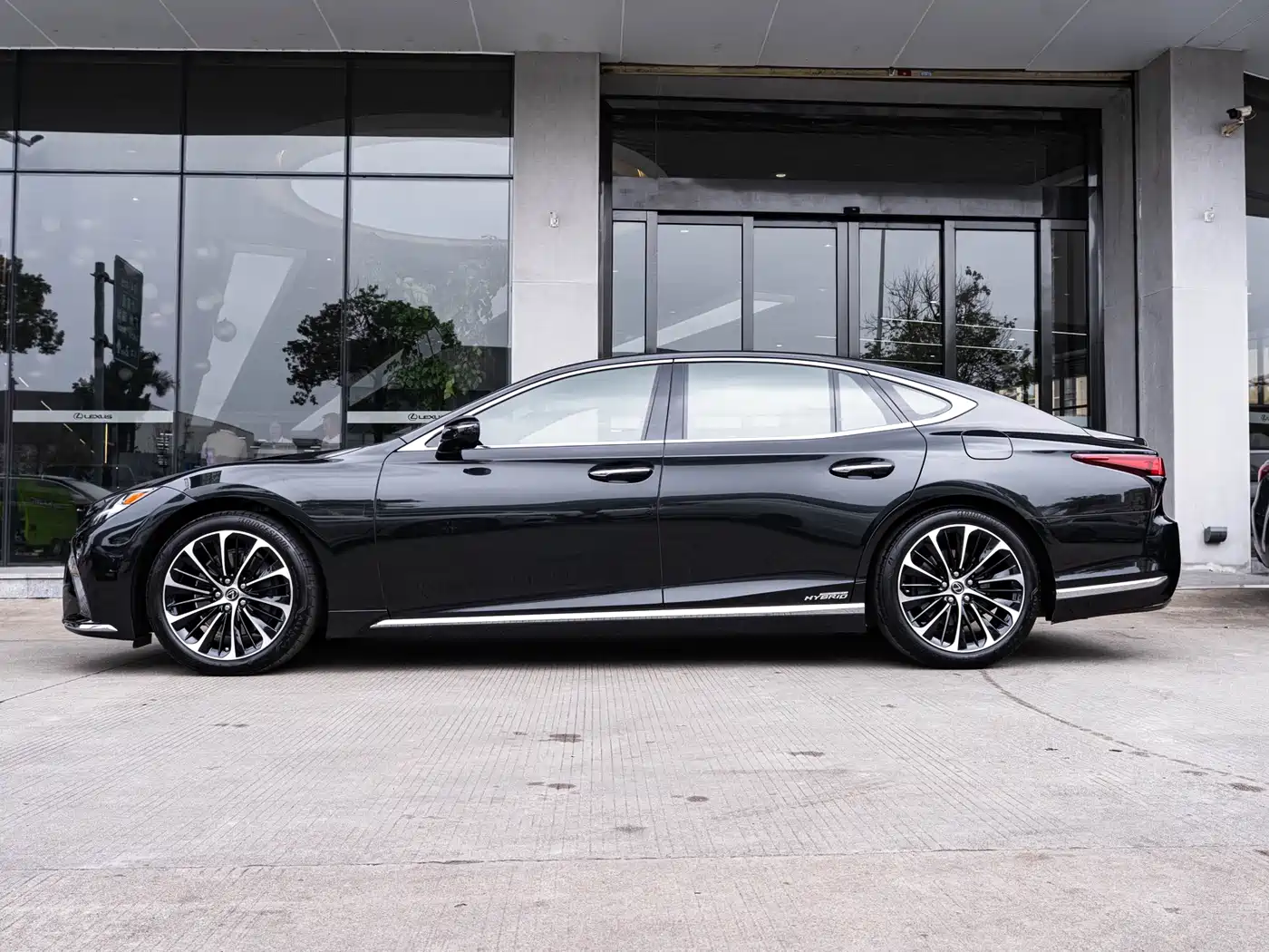 Lexus LS 2021 500h Executive Edition фото 4