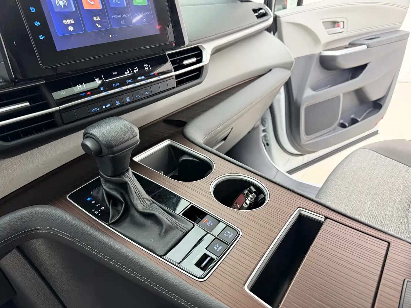 Toyota Sienna 2021 2.5L Hybrid Comfort Edition фото 12
