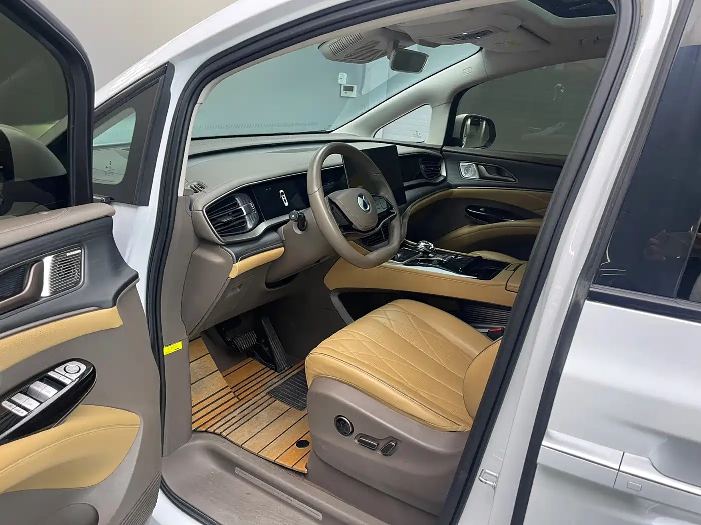 Denza D9 2022 DM-i 970 All-Wheel Drive Honor Edition фото 10