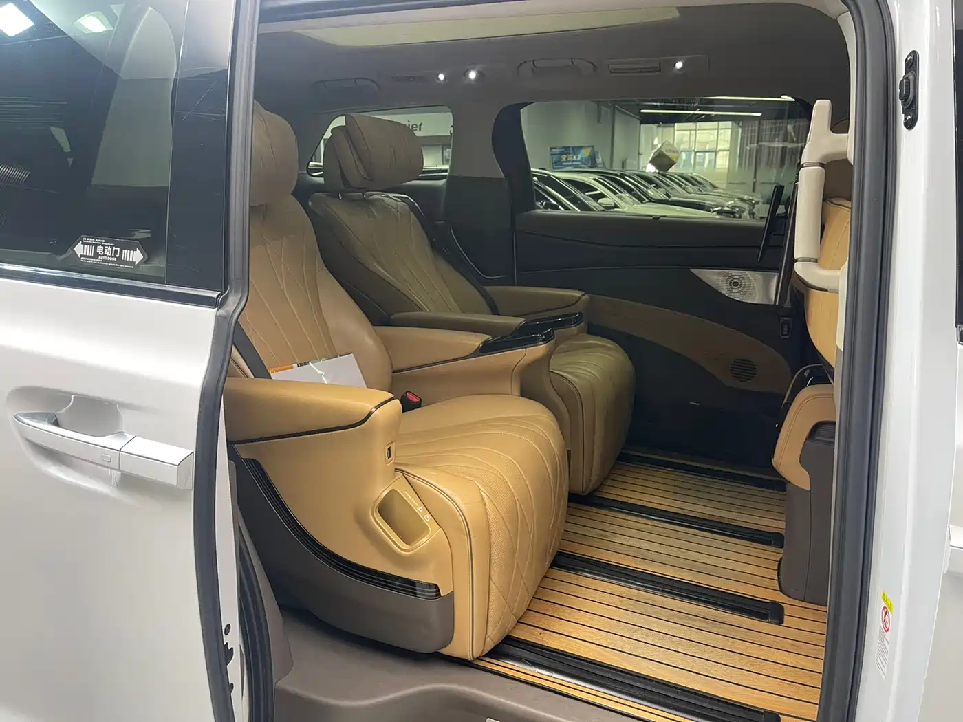 Denza D9 2022 DM-i 970 All-Wheel Drive Honor Edition фото 11