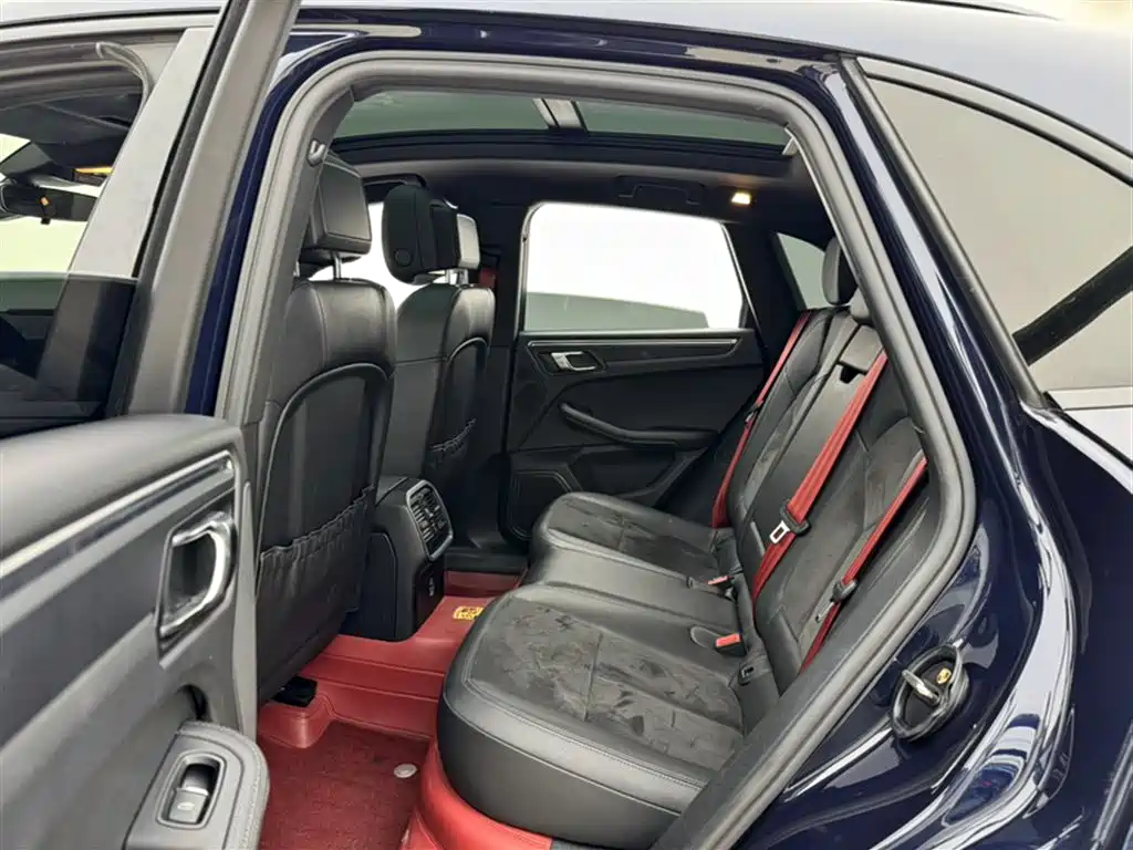 PORSCHE MACAN