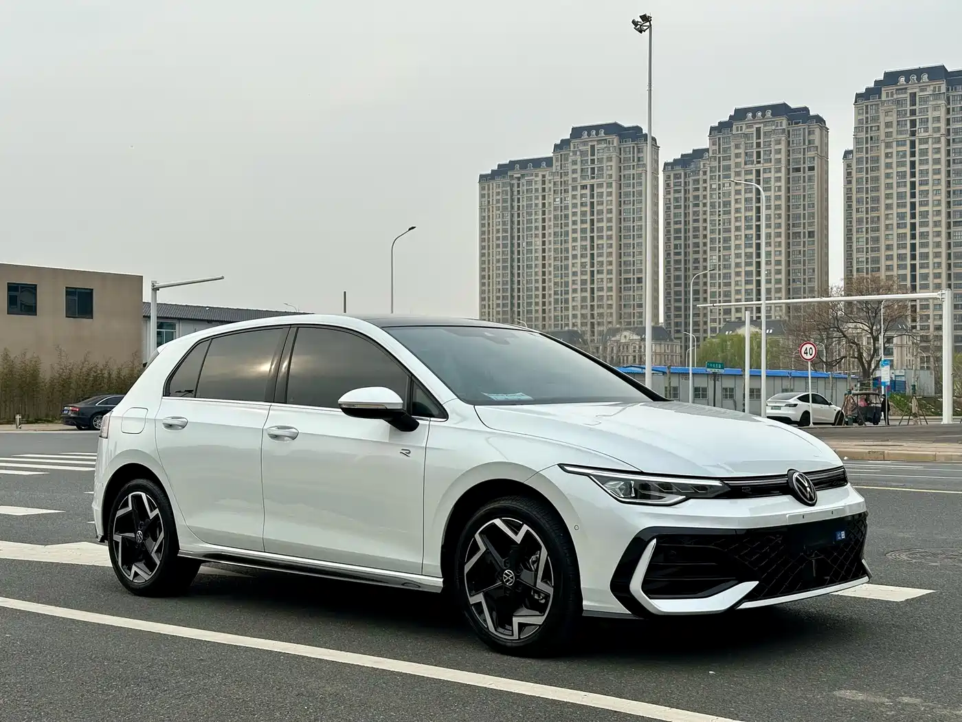 Volkswagen Golf 2025 300TSI R-Line фото 3