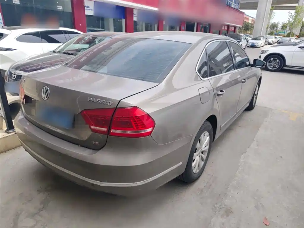 Volkswagen Passat 2014 1.8TSI DSG Luxury Edition фото 5