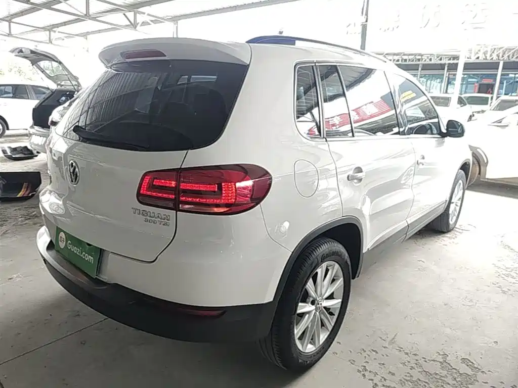 VOLKSWAGEN TIGUAN