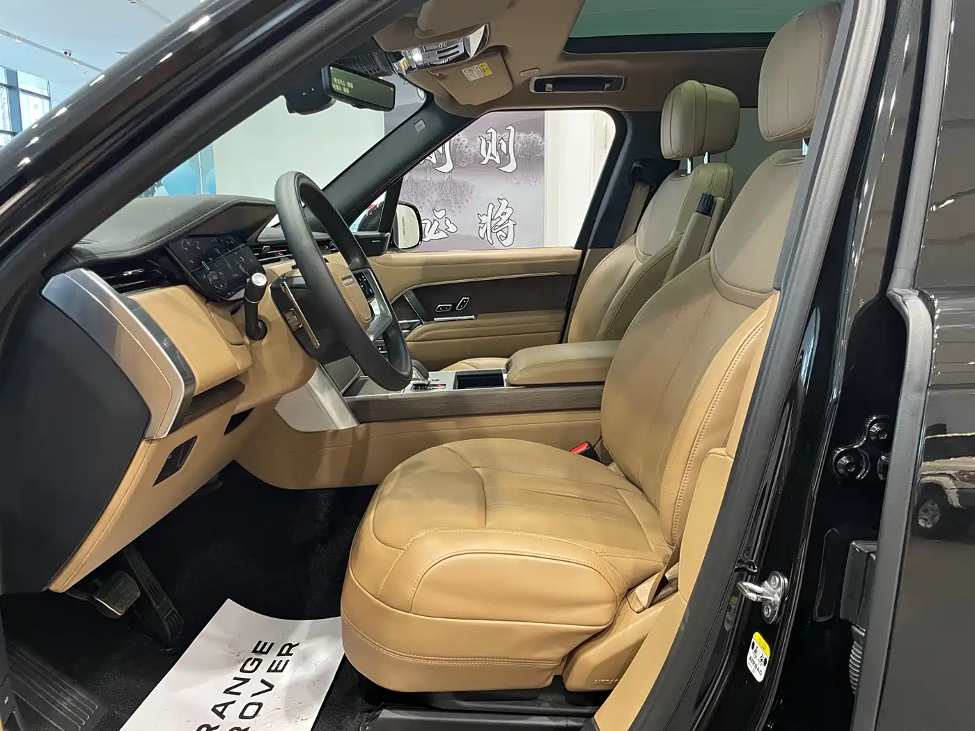 Land Rover Range Rover 2024 3.0 L6 360PS Golden Age Edition фото 6