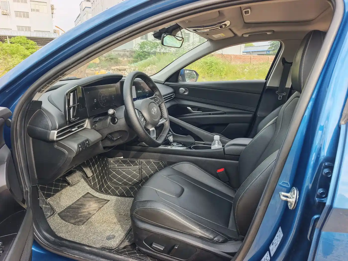 Hyundai Elantra 2021 1.5L CVT LUX Premium Edition фото 4