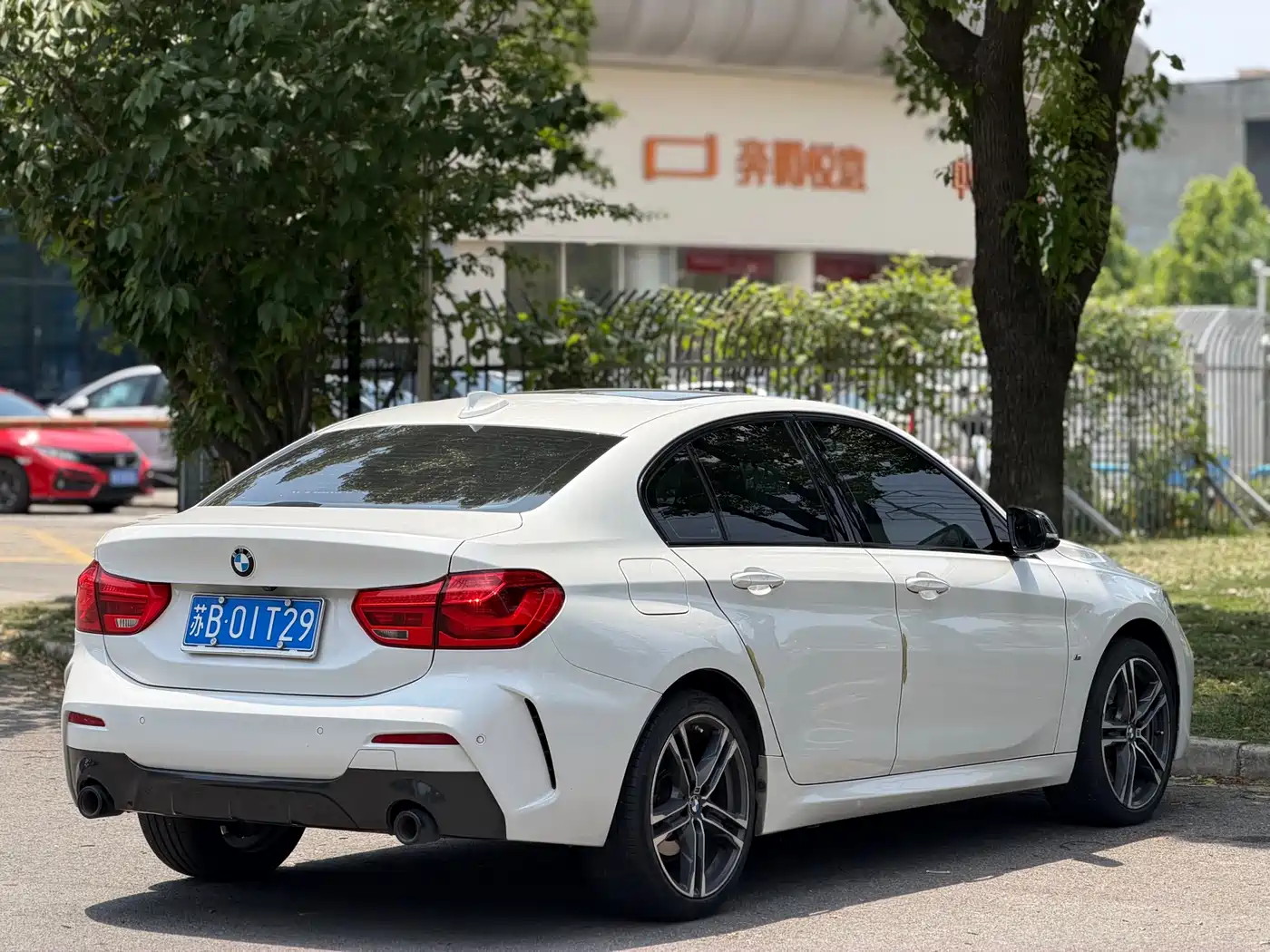 BMW 1 Series 2022 125i M Sport Shadow Edition фото 5