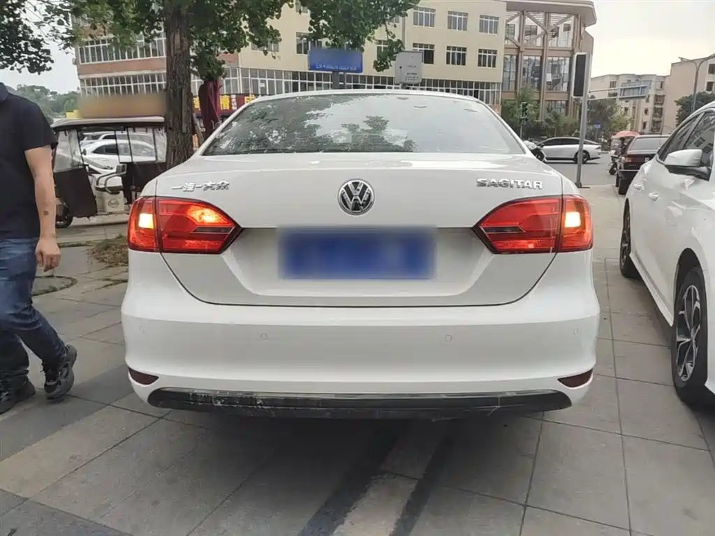 Volkswagen Sagitar 2014 Facelift 1.6L Automatic Leading Version фото 6