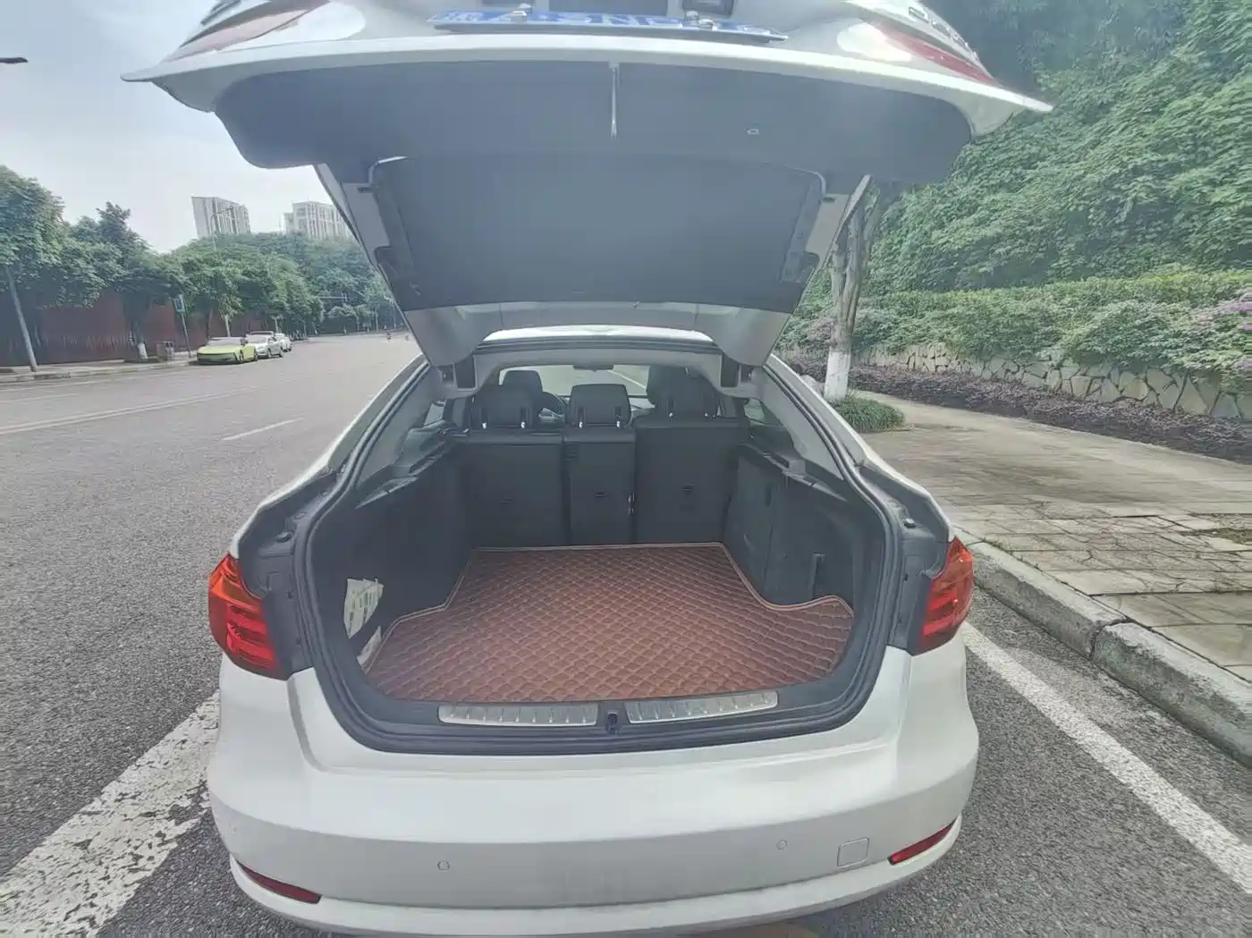 BMW 3 Series GT 2013 Model 320i Leading фото 12