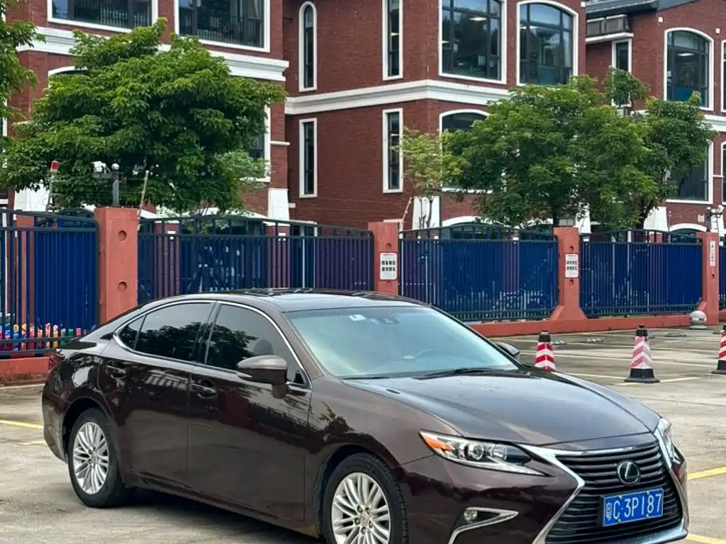 Фото 3 - Lexus ES