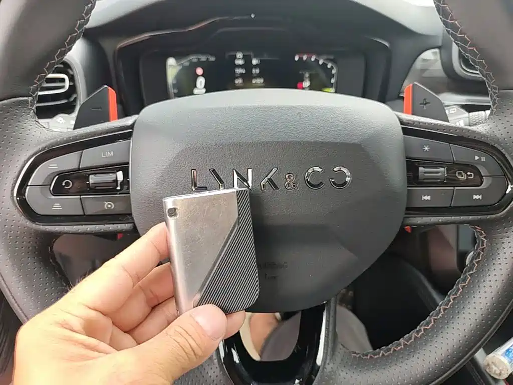 Фото 9 - Lynk & Co 02 Hatchback