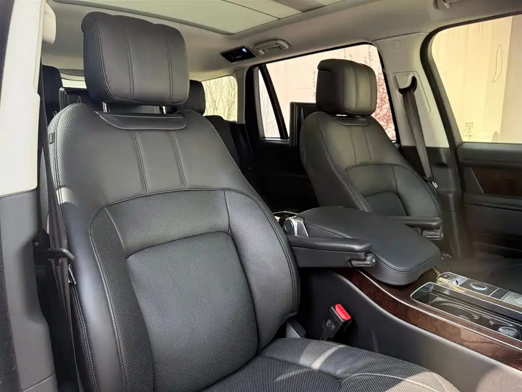 Land Rover Range Rover 2020 3.0 L6 Heritage Extended Edition фото 13