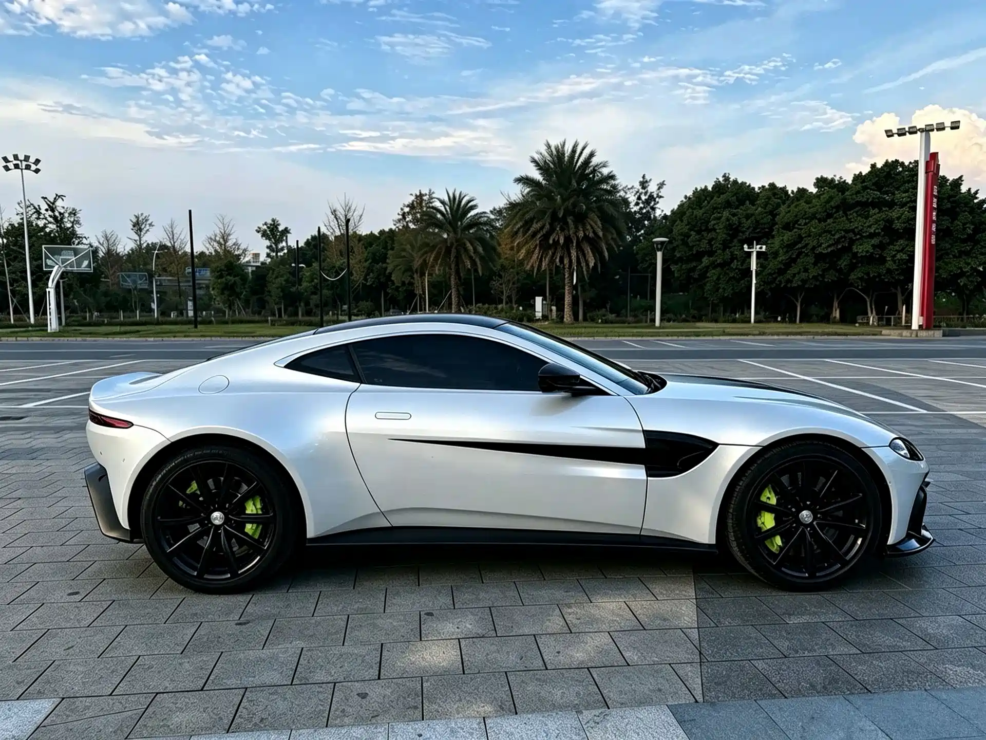 Фото 4 - Aston Martin Vantage