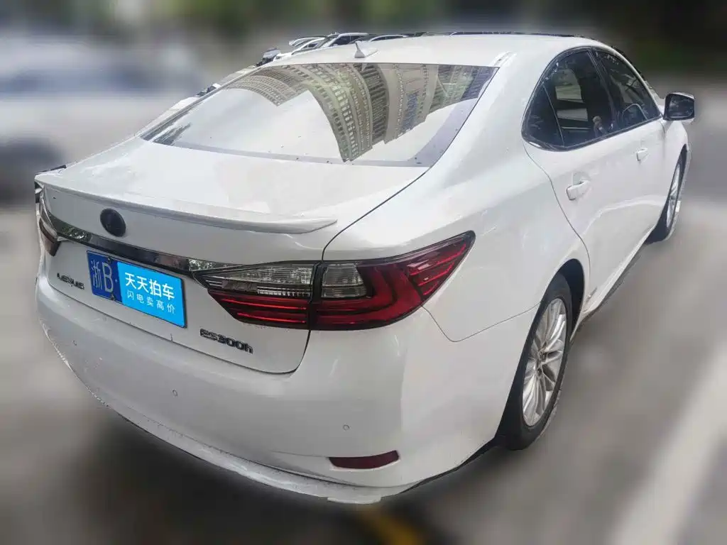 Фото 2 - Lexus ES