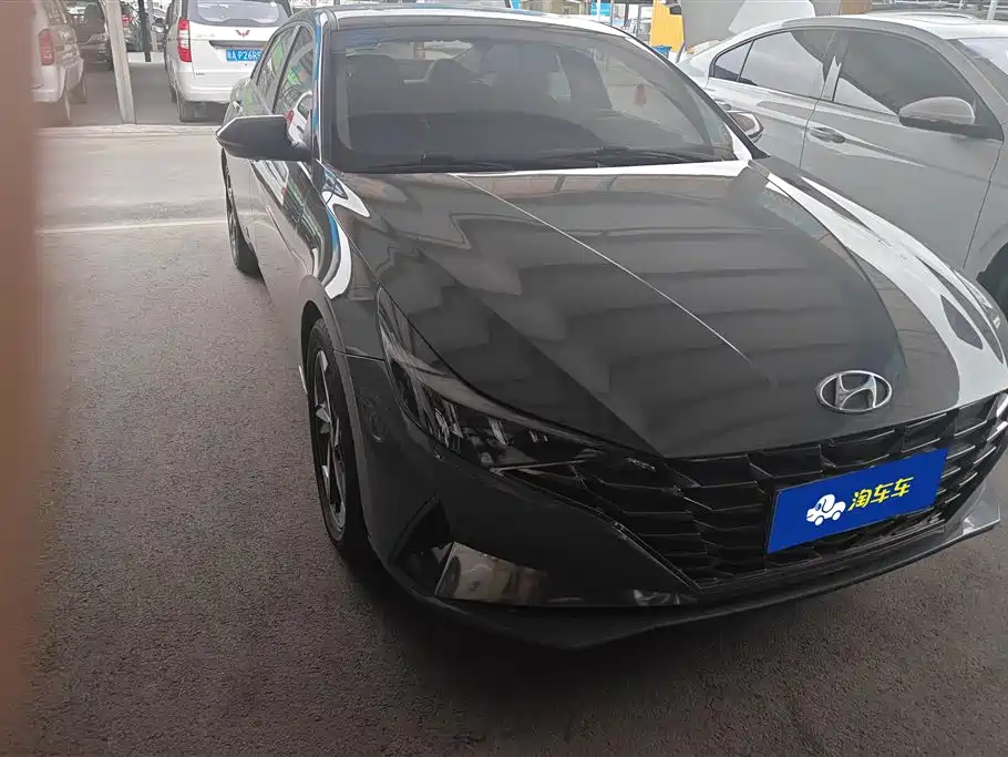Hyundai Elantra 2022 1.5L CVT LUX Premium Edition фото 2