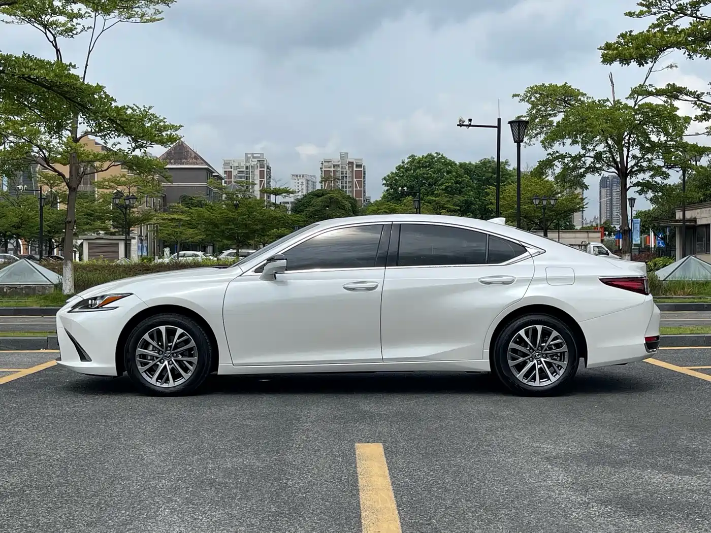 Lexus ES 2023 200 Excellence Edition фото 7