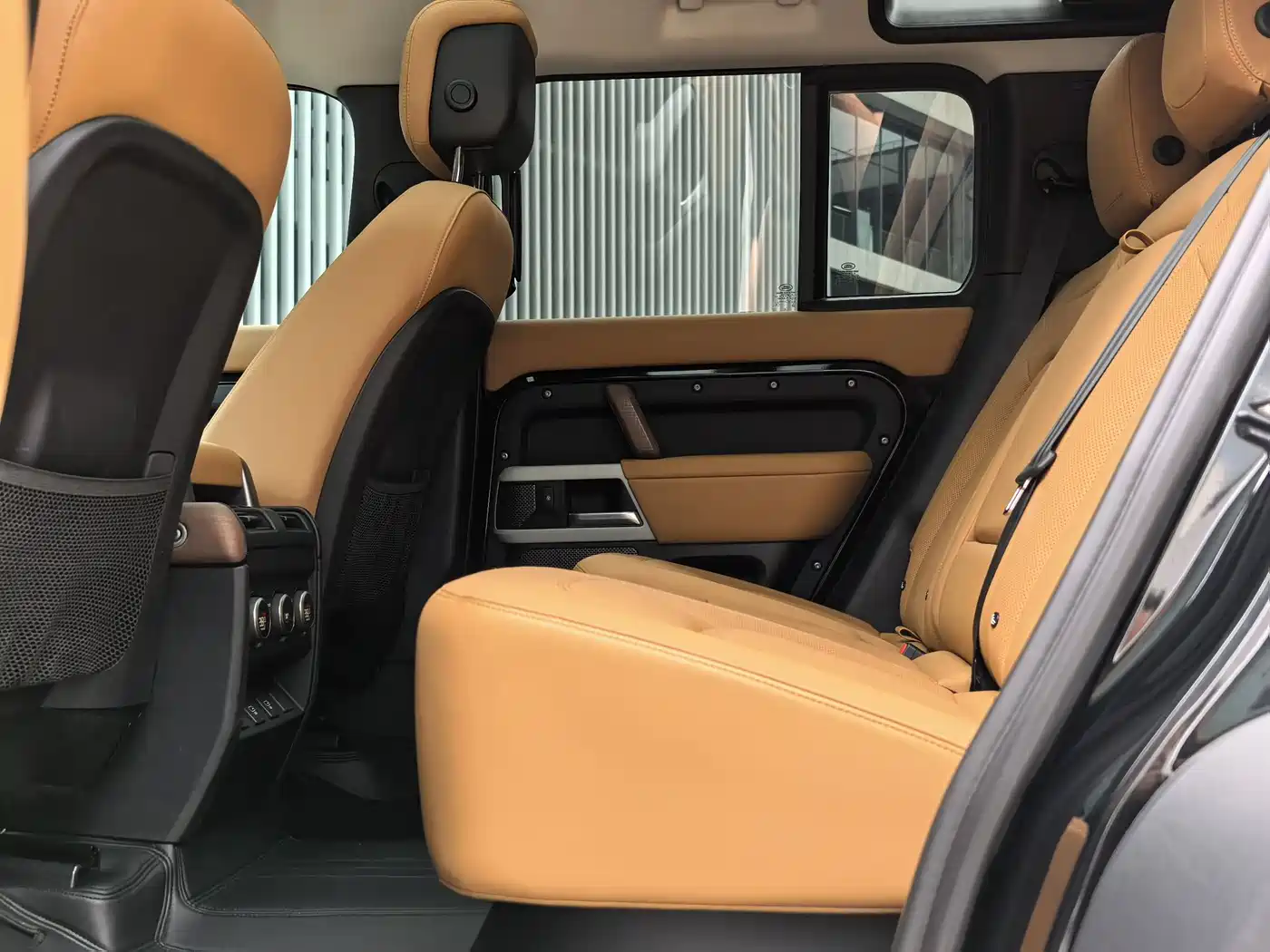 Land Rover Defender 2023 Model 110 3.0T P400 Dark Special Edition фото 12