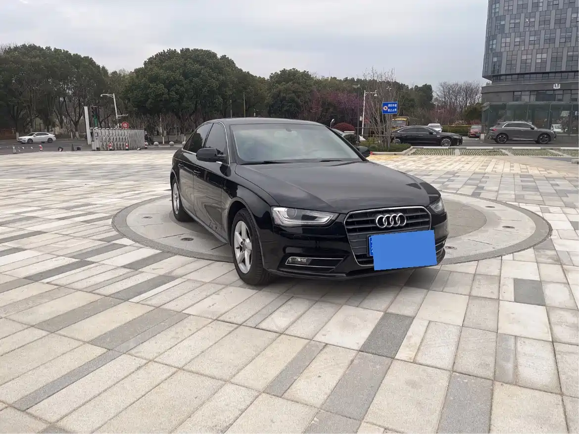Audi A4L 2013 35 TFSI Automatic Comfort фото 2