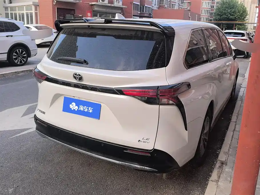 Toyota Sienna 2024 2.5L Hybrid Comfort Edition фото 3