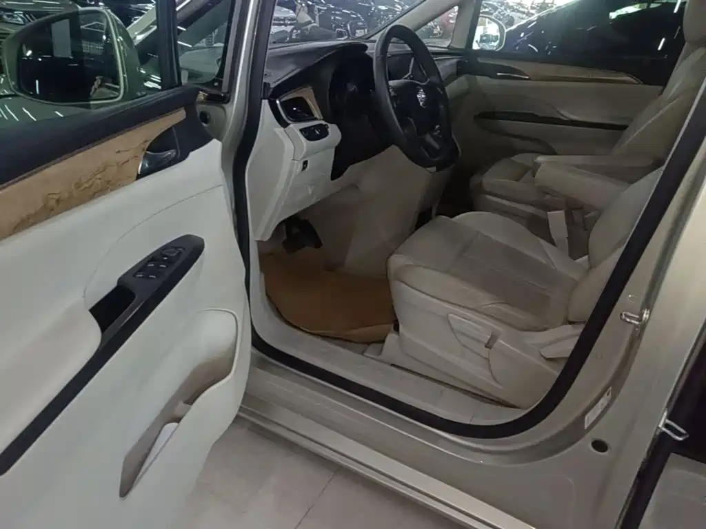 Фото 16 - Buick GL8