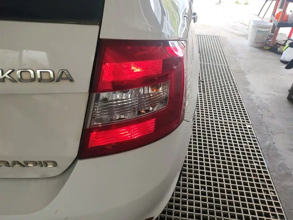 Škoda Skoda Rapid Spaceback 2016 1.6L Automatic Advance Edition фото 8