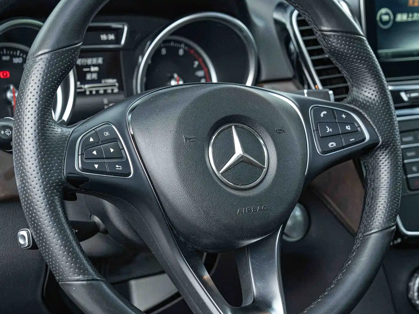 Mercedes-Benz GLE 2017 GLE 320 4MATIC Luxury фото 17