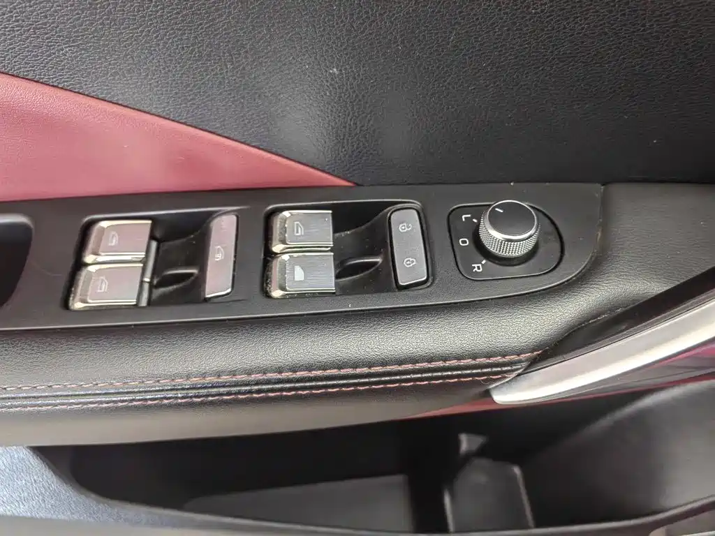 Фото 9 - Geely Binyue