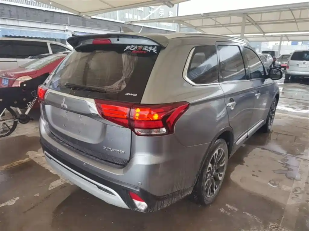 MITSUBISHI OUTLANDER
