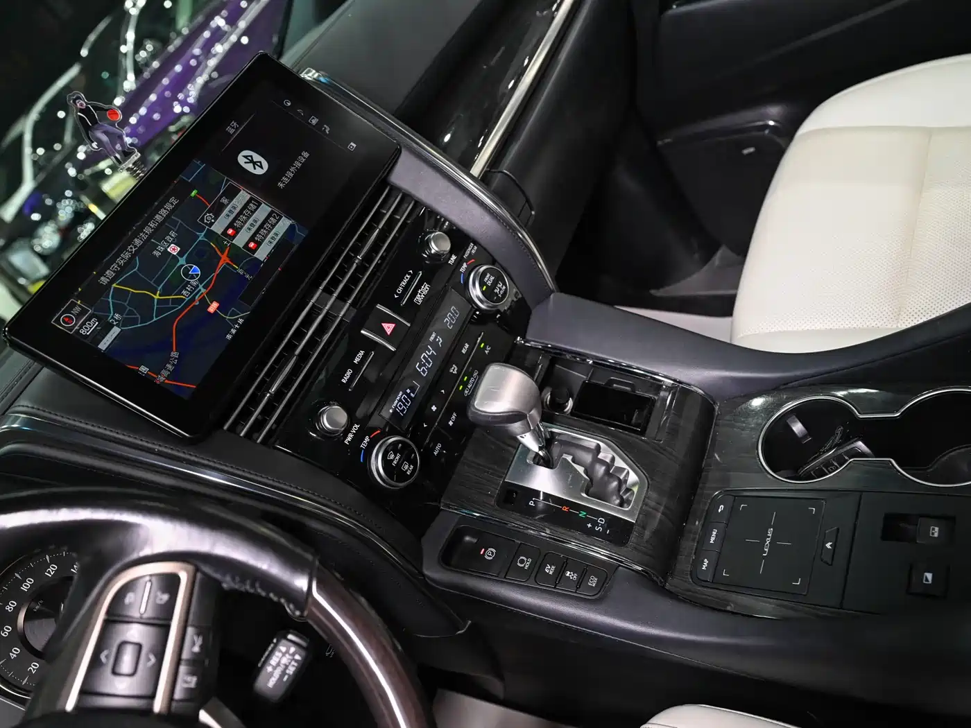 Lexus LM 2020 300h 4-Seat Imperial Edition фото 12