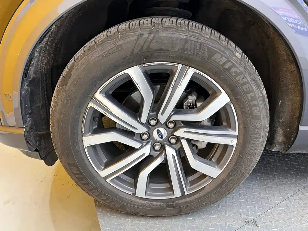 Photo 9 - Ford Explorer