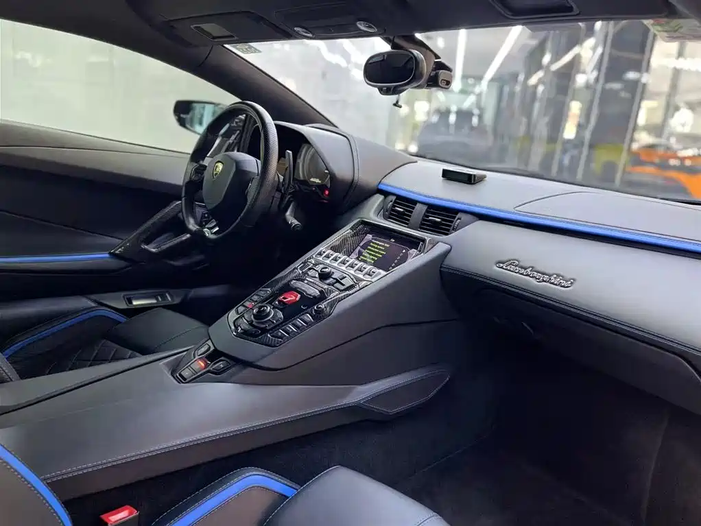 LAMBORGHINI AVENTADOR