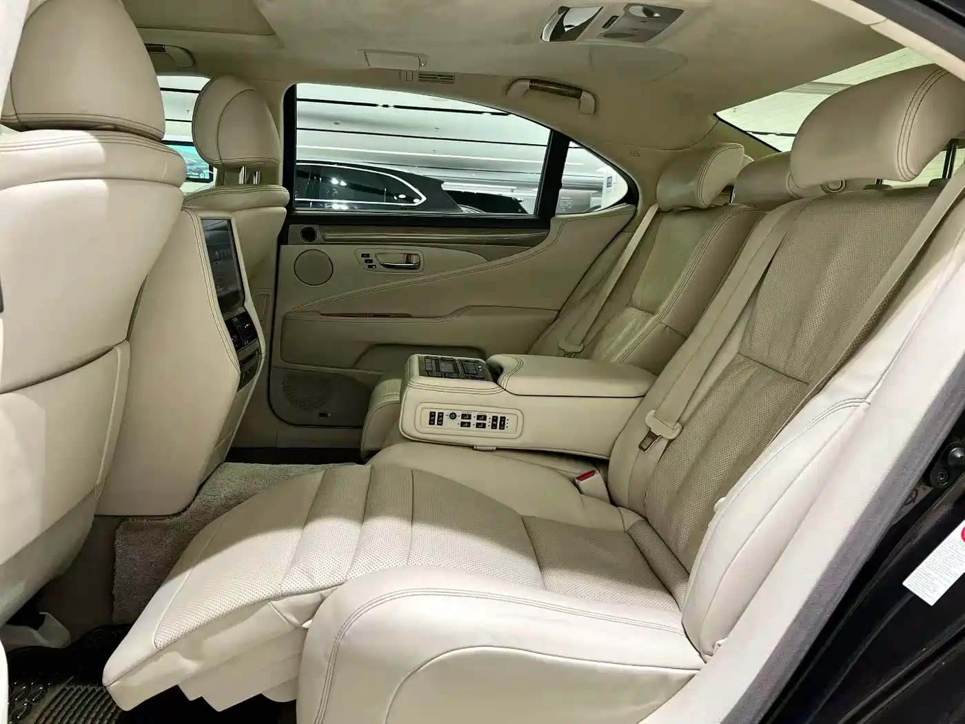 Lexus LS 2013 600hL фото 7