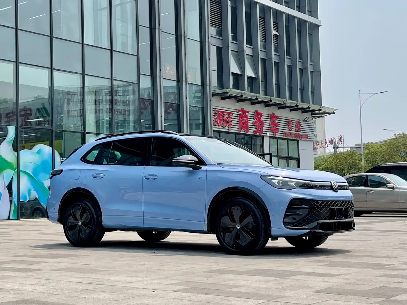Volkswagen Tiguan L 2024 PRO 380TSI 4WD R-Line Premium Edition фото 3