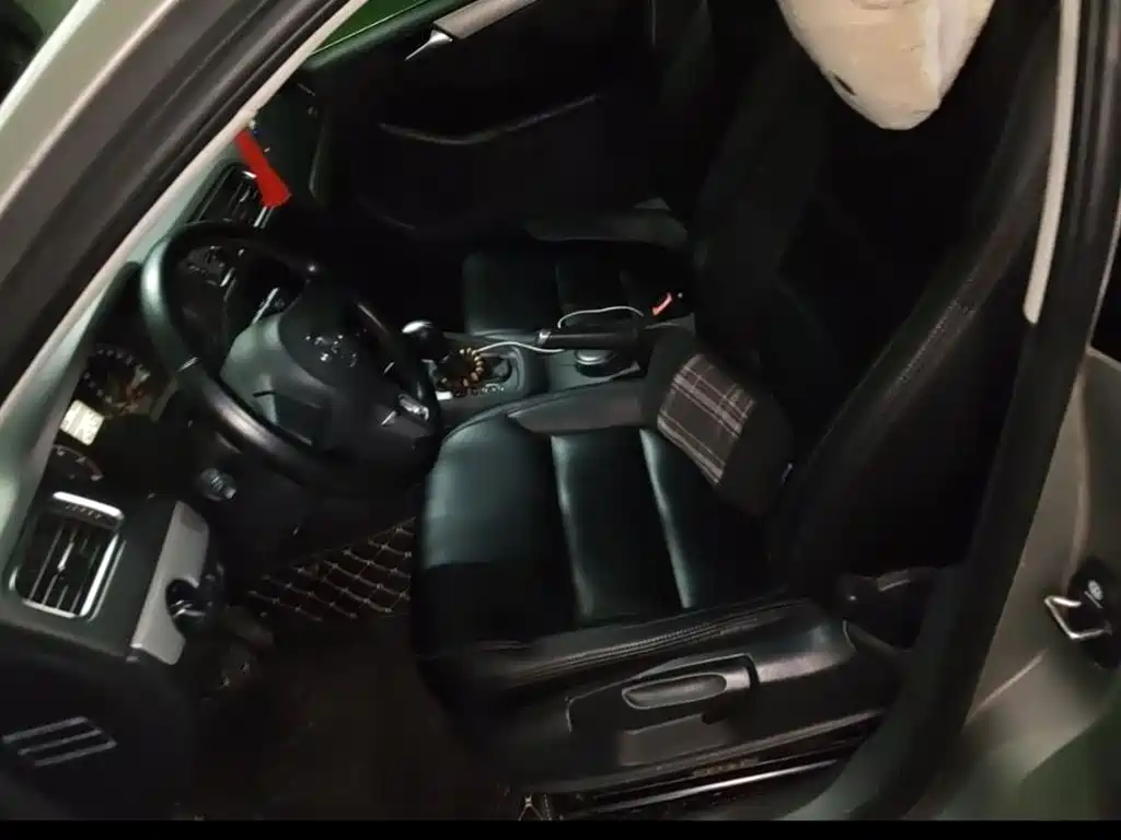 Volkswagen Sagitar 2014 1.6L Automatic Comfort фото 14