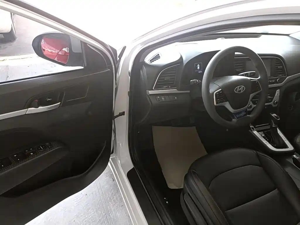 Hyundai Elantra 2016 Model 1.6L Automatic Smart Elite фото 16