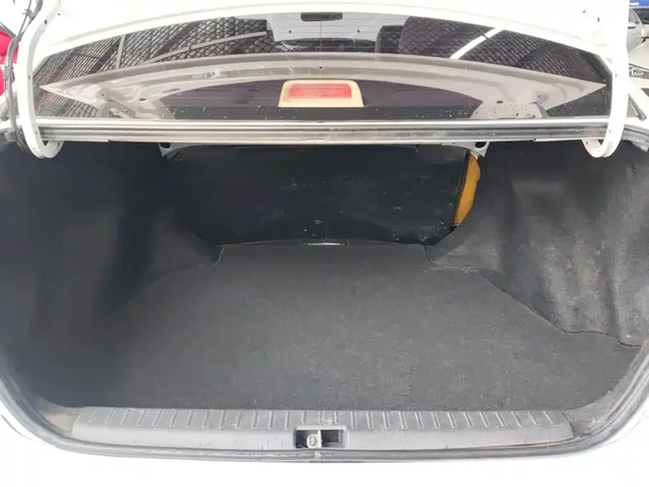 Toyota Corolla 2013 1.6L Manual Luxury Edition фото 4