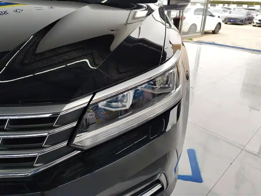 Volkswagen Passat 2017 330TSI DSG Luxury фото 5
