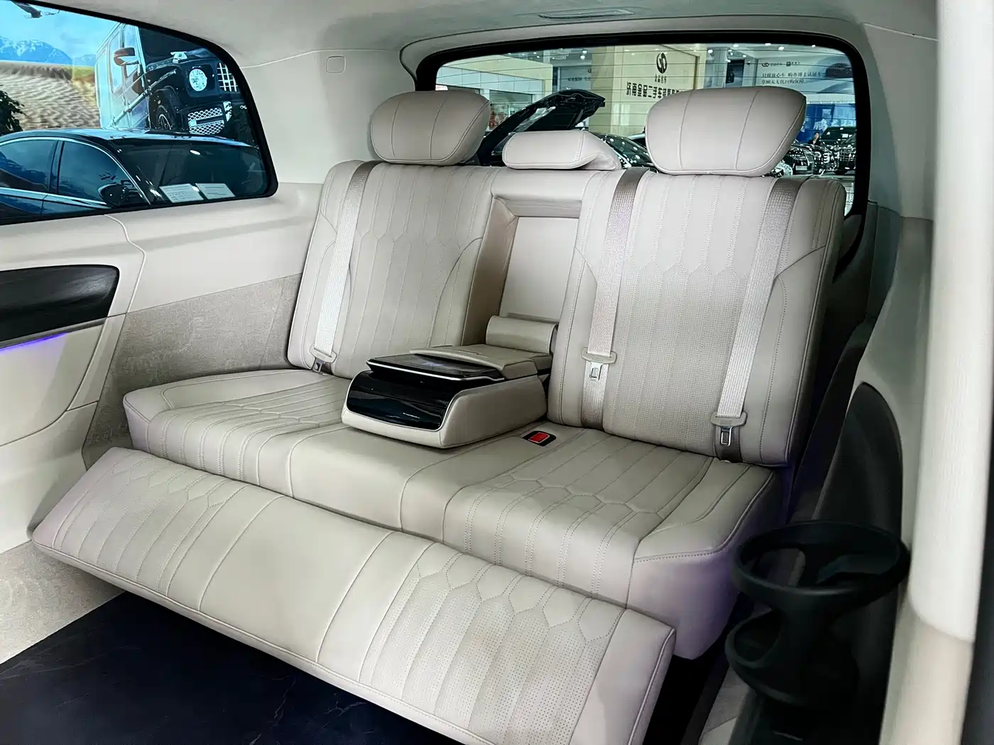 Mercedes-Benz V-Class 2024 V 300 L Long Wheelbase Luxury Edition фото 12