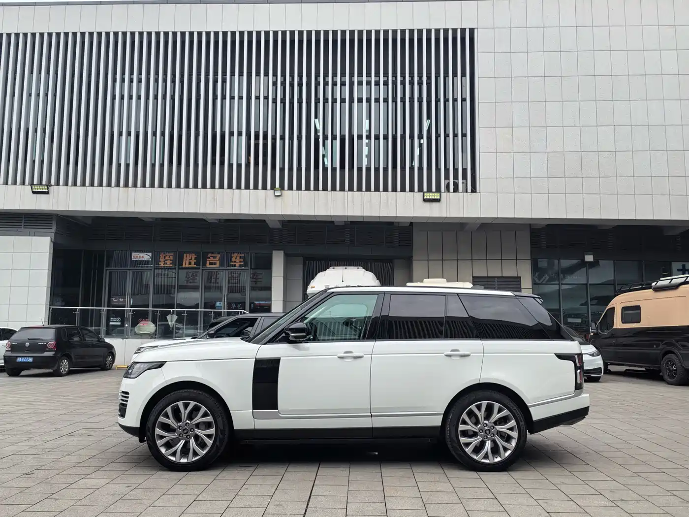 Land Rover Range Rover 2021 3.0 L6 Heritage Edition фото 6