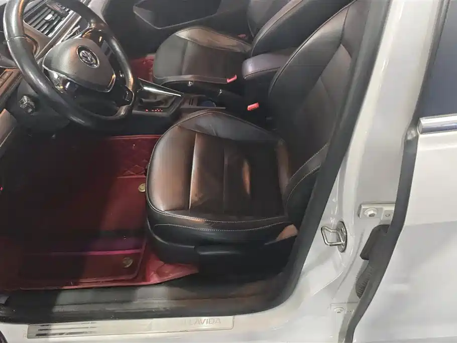 Volkswagen Lavida Tour 2015 1.6L Automatic Comfort Edition фото 9