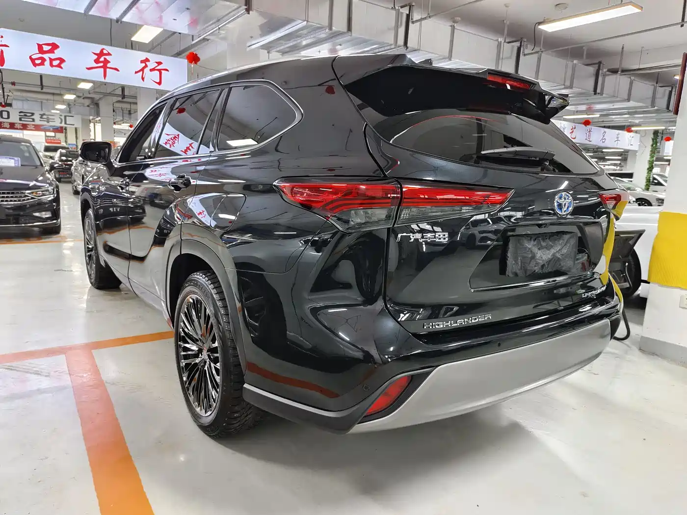 Toyota Highlander 2022 Dual Engine 2.5L 4WD Supreme Edition 7-Seater фото 6