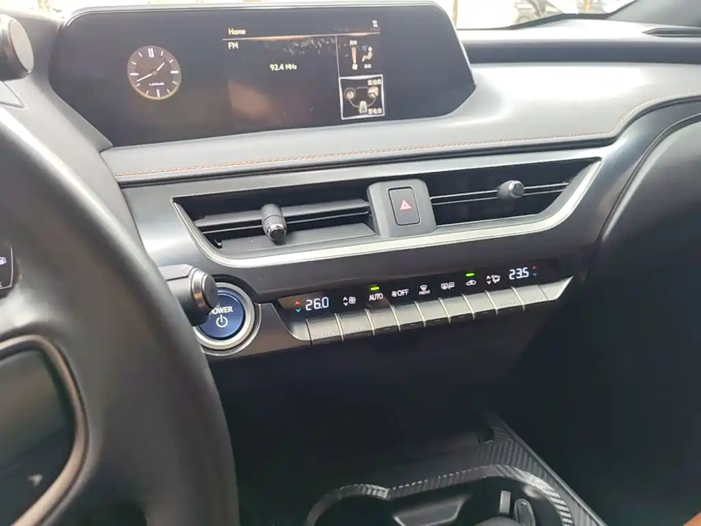 Фото 13 - Lexus UX