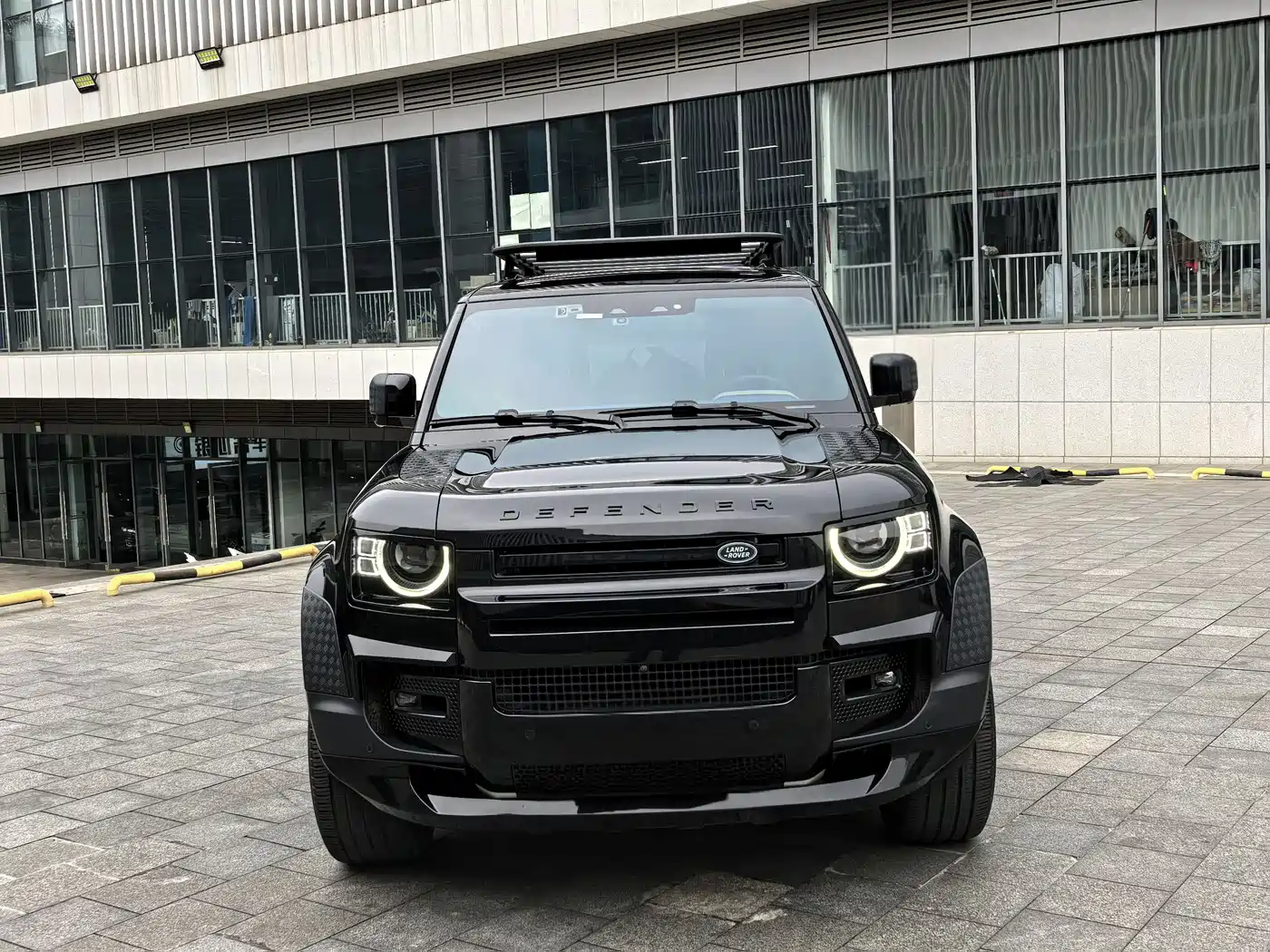 Land Rover Defender 2023 Model 110 3.0T P400 Dark Special Edition фото 2
